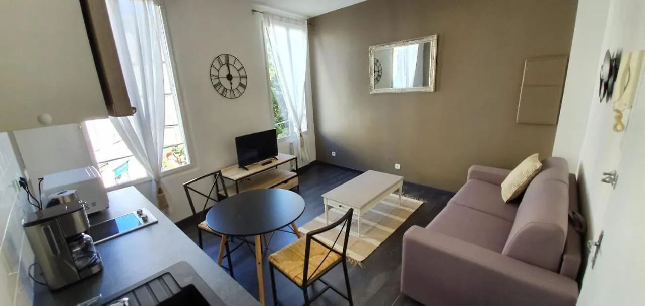 Modern Studio Centre Ville D'Avignon France